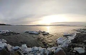 Со стороны залива Восток видно, как полуостров примерно на 20 км резко вдаётся в море