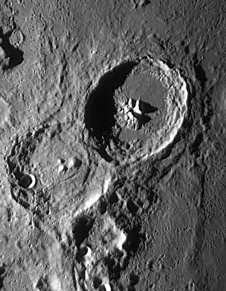 Кратеры Кирилл (слева внизу) и Теофил (справа вверху). Снимок Военно-морской обсерватории США.