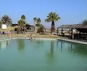 Бассейн с водой из горячего источника на открытом воздухе