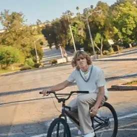 Обложка сингла The Kid Laroi «Thousand Miles» ()