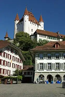 Замок со стороны старинной городской площади