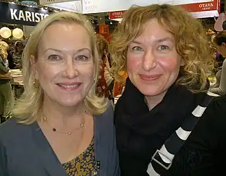 Тийна Нопола (слева) и иллюстратор Мерви Линдман. Хельсинкская книжная ярмарка, октябрь 2011