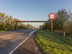 Надземный переход через автодорогу дорогу балочного типа.