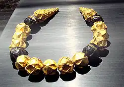 Ожерелье. Гробница II