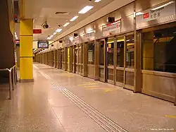 Станция Toa Payoh[англ.] самая первая станция Сингапурского метрополитена и самая первая в мире станция метрополитена, которая была оборудована платформенными раздвижными дверьми установленными в 1987 году.
