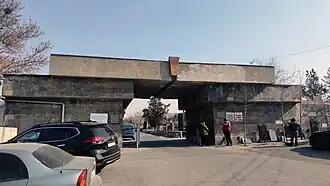 Центральные ворота кладбища Тохмах