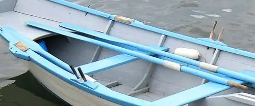 С двумя колышками