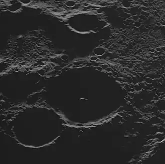 Кратеры Триггвадоуттир (слева внизу) и Толкиен (в центре). Фото АМС «Мессенджер».