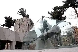 Вид на памятник и вход в музей