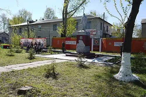 Памятник погибшим воинам ВОВ (9 мая 2015)