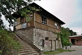 Здание остановки в 2011 году.