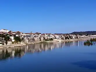 Вид на коммуну с левого берега (2015 г.)