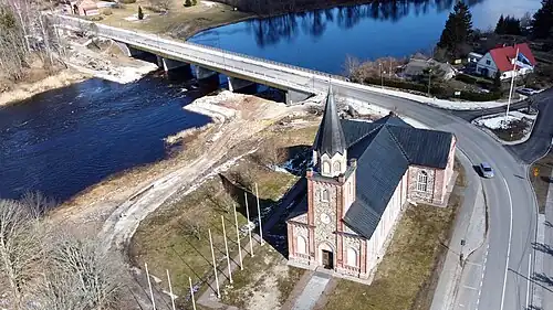 Ториская церковь-памятник и мост через реку Пярну