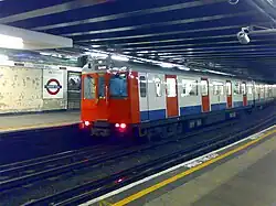 Поезд отъезжает от платформы