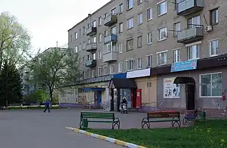 Дом с магазинами в посёлке Гжельского кирпичного завода