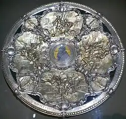 Тарель в память реформы григорианского календаря. Серебро, чеканка, частичное золочение. Частное собрание