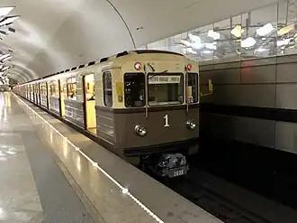 Ретро-поезд на станции «Тропарёво»