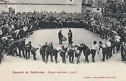 Открытка с изображением Трабзона, на которой изображен национальный танец Хорон.