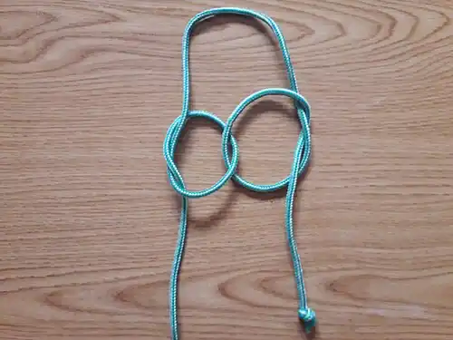 2. Завязать узел на правой половине так, чтобы он был связан с левым узлом