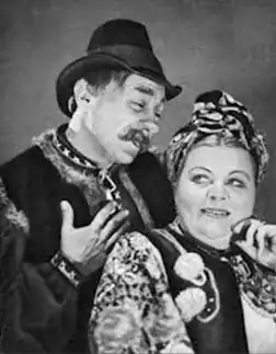 Московская оперетта. Сцена с участием Елены Савицкой (Парася) и Серафима Аникеева (Сусик)