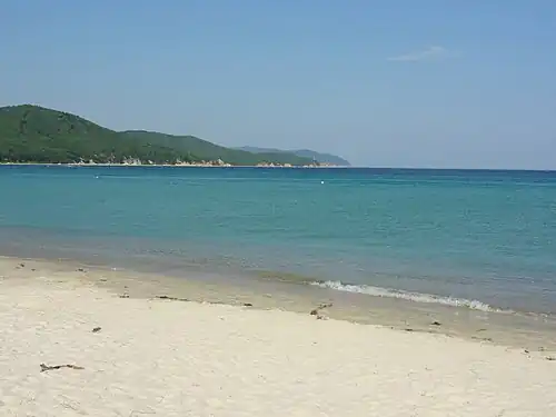 Пляж Триозёрья. Вдали м. Лапласа