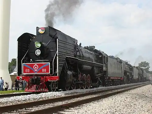 Паровозы QJ  № 6988 и 7081 следующие тройной тягой (вместе с Milwaukee Road 261 типа 1-4-1) по Iowa Interstate Railroad. Штат Иллинойс, США