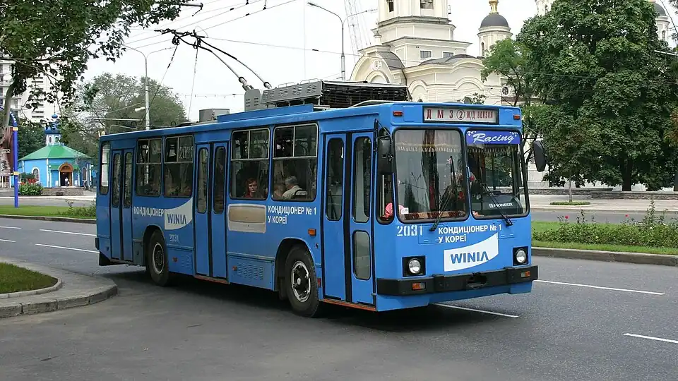 Донецкий троллейбус на фоне Спасо-Преображенского кафедрального собора