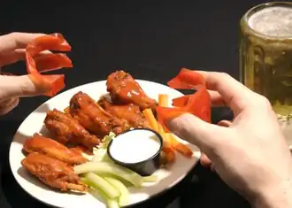 Поедание руками закусок