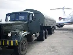 Топливозаправщик ТЗ-22 под самолётом Ту-134.