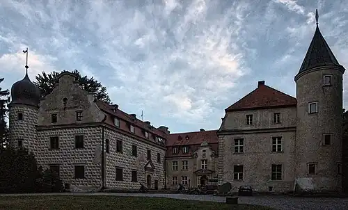 Замок в вечерних сумерках