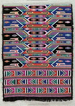 Парчовая вышивка народности Туцзя. Династия Цин (1644—1911). Шанхайский музей на Народной площади.