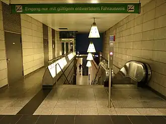 Эскалатор на платформу станции