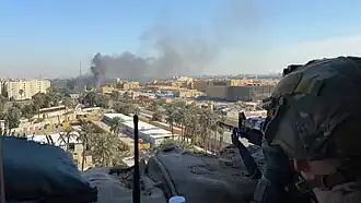 Американский военнослужащий на наблюдательном пункте во время штурма американского посольства в Ираке, 31 декабря 2019.