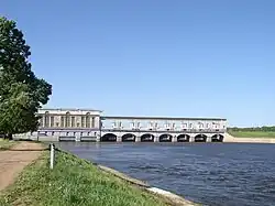 Водосливная плотина и здание ГЭС
