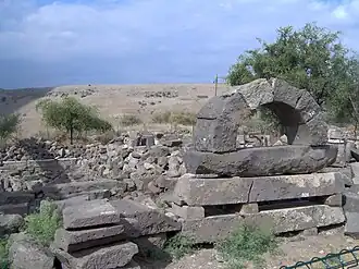 Развалины древней синагоги 1500-летней давности в месте, несущем арабское название Ум-эль-Кантир[англ.]