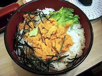 Домбури с икрой морского ежа в одном из кафе Фукуоки