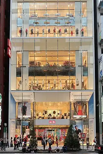 Магазин Uniqlo в квартале Гиндза, район Тюо, Токио, Япония.