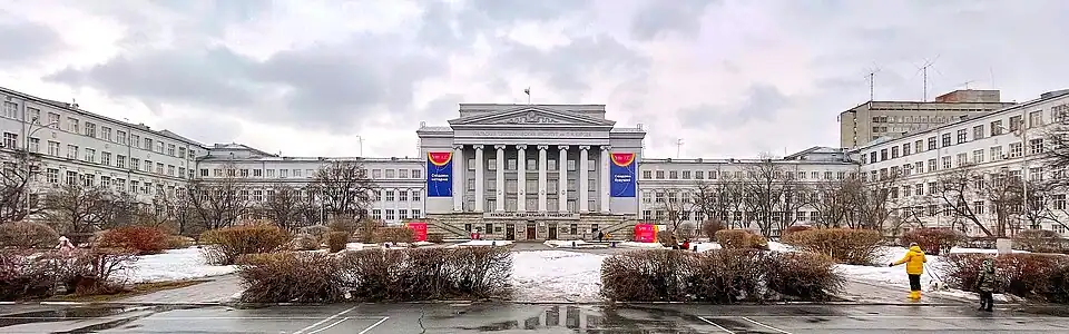 Площадь весной