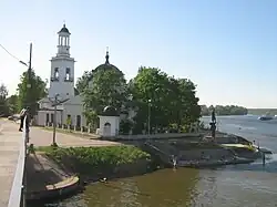 Вид с пешеходного моста через Ижору