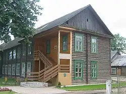 Бревенчатый дом. Здание бывшей школы, закрытой в 1962 году.