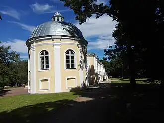 Вид на главное здание от его правого крыла