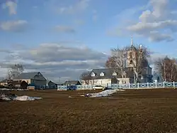 Вид на церковь со стороны реки Мокша (фот. Ю. Букатова).