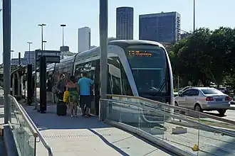 Посадка пассажиров в трамвай на станции Сантос-Дюмон