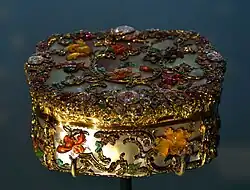 Шкатулка, покрытая перламутром. Музейный экспонат