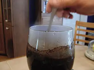 4. Горячая вода проходит через контейнер с кофе.