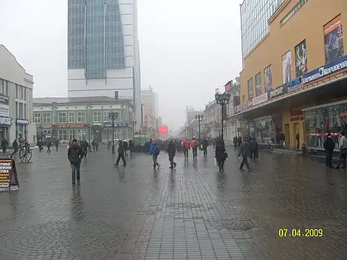 Вид на улицу Вайнера (на юг) с перекрёстка Вайнера-Ленина, слева — ещё сохранившееся здание «Пассажа».