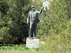 памятник Мичурину на территории НИИ