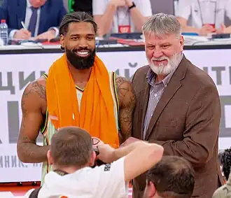 Получает из рук Валерия Тихоненко награду MVP полуфинального матча Кубка России 2023/2024