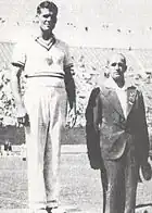 Джек ван Беббер (слева) на олимпийском пьедестале почёта. 3 августа 1932 года.