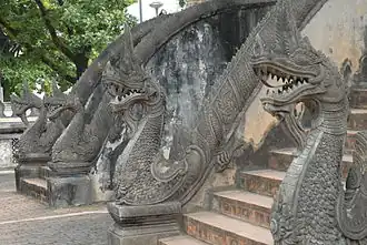 Наги при входе в храм